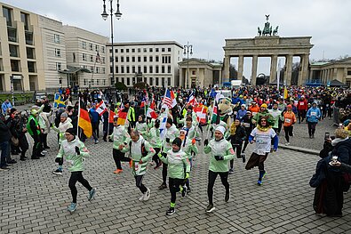 Viele Teilnehmer laufen auf dem Pariser Platz los.