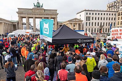 Berliner Neujahrslauf 2020: Ausgabe der Teilnehmernummern im Zelt von SCC Events im Startareal vorm Brandenburger Tor © SCC EVENTS/Camera4