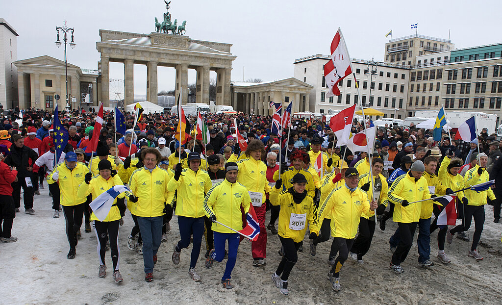 Teilnehmende beim letzten Berliner Neujahrslauf mit Schnee im Jahr 2010 © SCC EVENTS / camera4