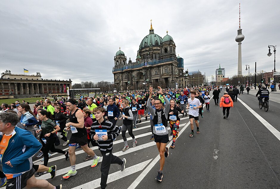 Berliner Neujahrslauf 2023: Läufer überqueren die Schlossbrücke © SCC EVENTS / Petko Beier