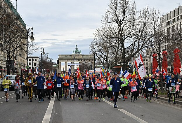 Berliner Neujahrslauf 2023: Die Teilnehmer starten am Brandenburger Tor und laufen zum Berliner Dom © SCC EVENTS / Petko Beier
