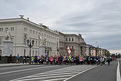 Berliner Neujahrslauf 2023: Viele Teilnehmer laufen über die Schlossbrücke © SCC EVENTS / Petko Beier