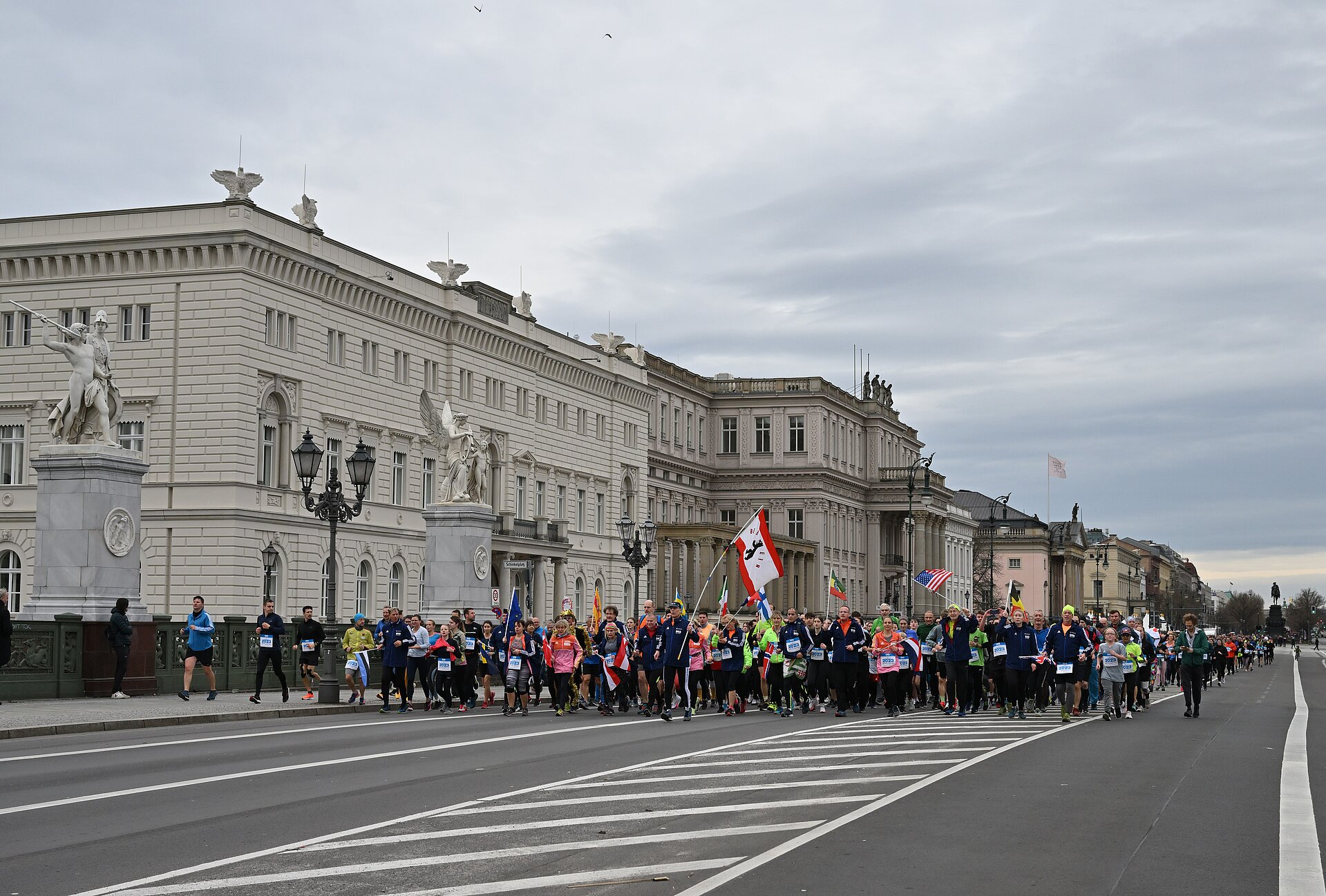 Berliner Neujahrslauf 2023: Viele Teilnehmer laufen über die Schlossbrücke © SCC EVENTS / Petko Beier